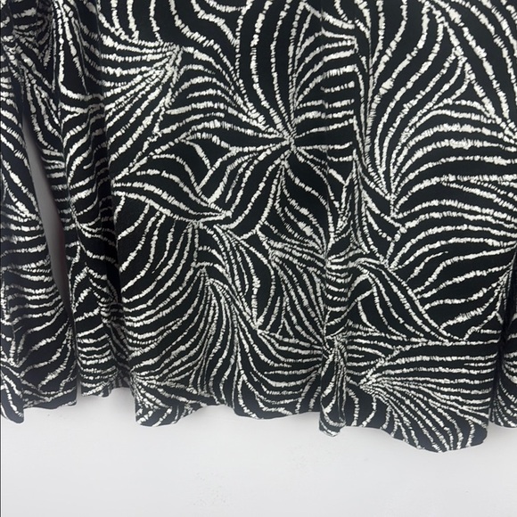 Olsen Hannah Black & White Leaf Patterned Glitter Accents Long Sleeve Top Size L - Picture 9 of 13